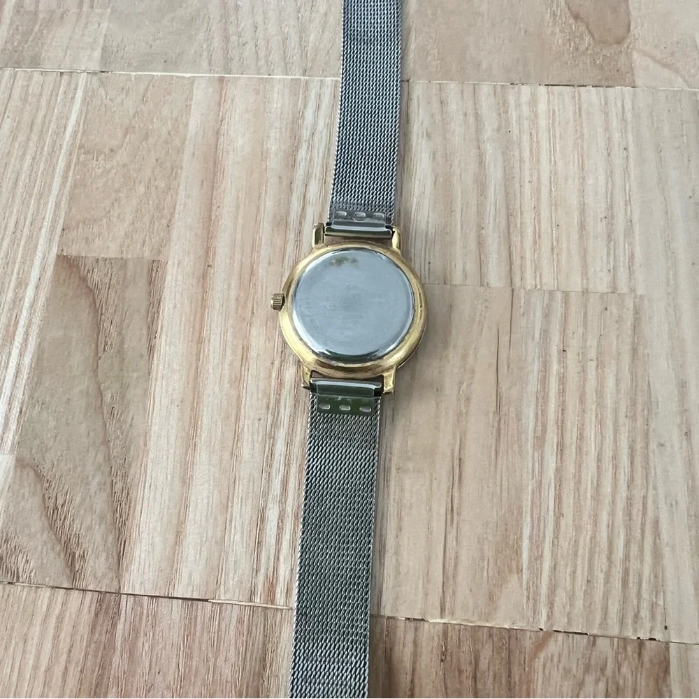 Skagen Denmark ladies round silver tone contemporary dress watch NEW BATTERY